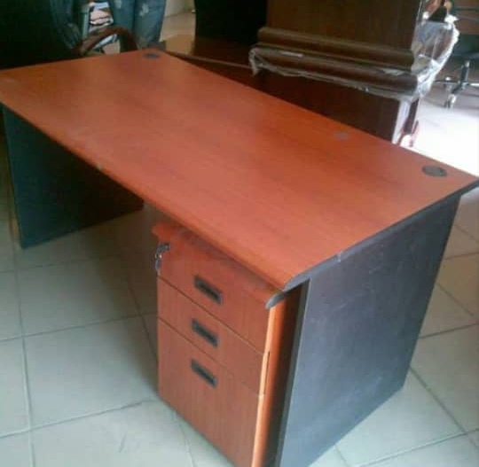 1.6 METER OFFICE TABLE WITH MOVABLE DRAWERS (DOFU)